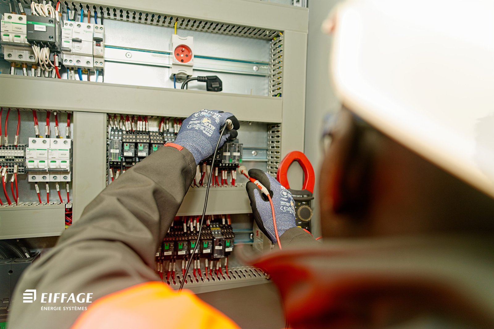 Photographie corporate d'un chantier électrique au Sénégal par Madyana Studio