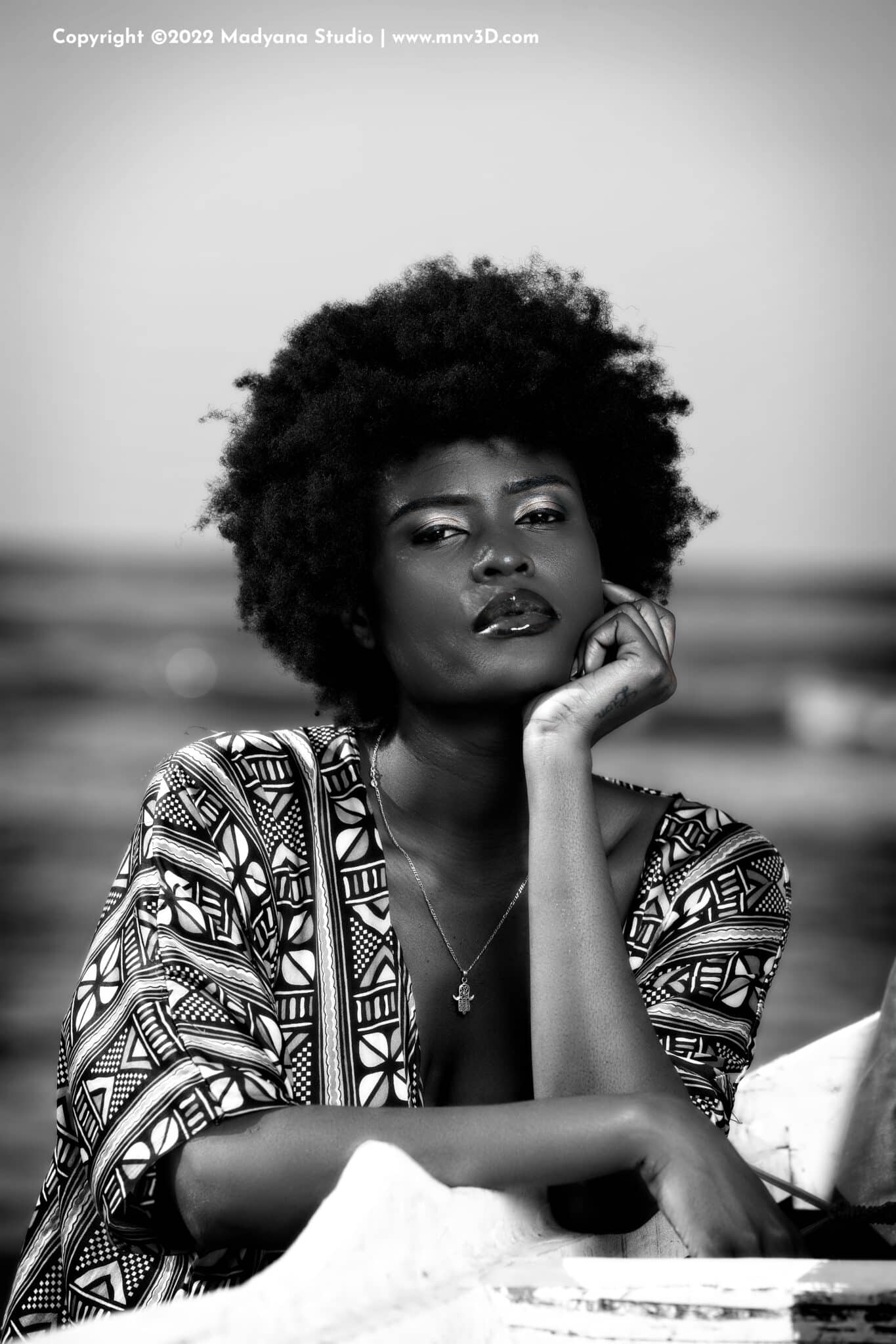 Photographie commerciale professionnelle à Dakar, Sénégal. Bateau sénégalais. Belle Equato-Guinéenne Modèle Africain