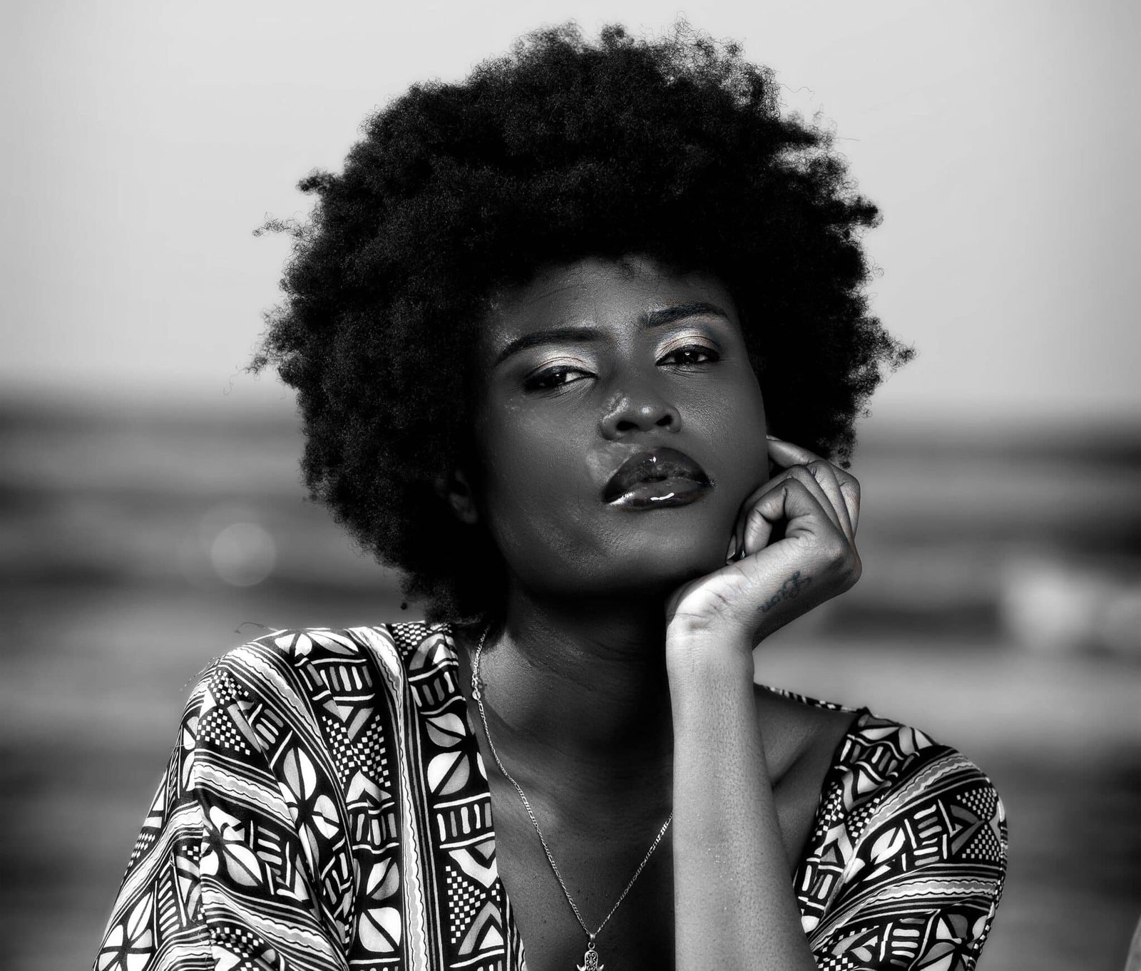 Photographie de mode africaine avec design graphique créatif au Sénégal